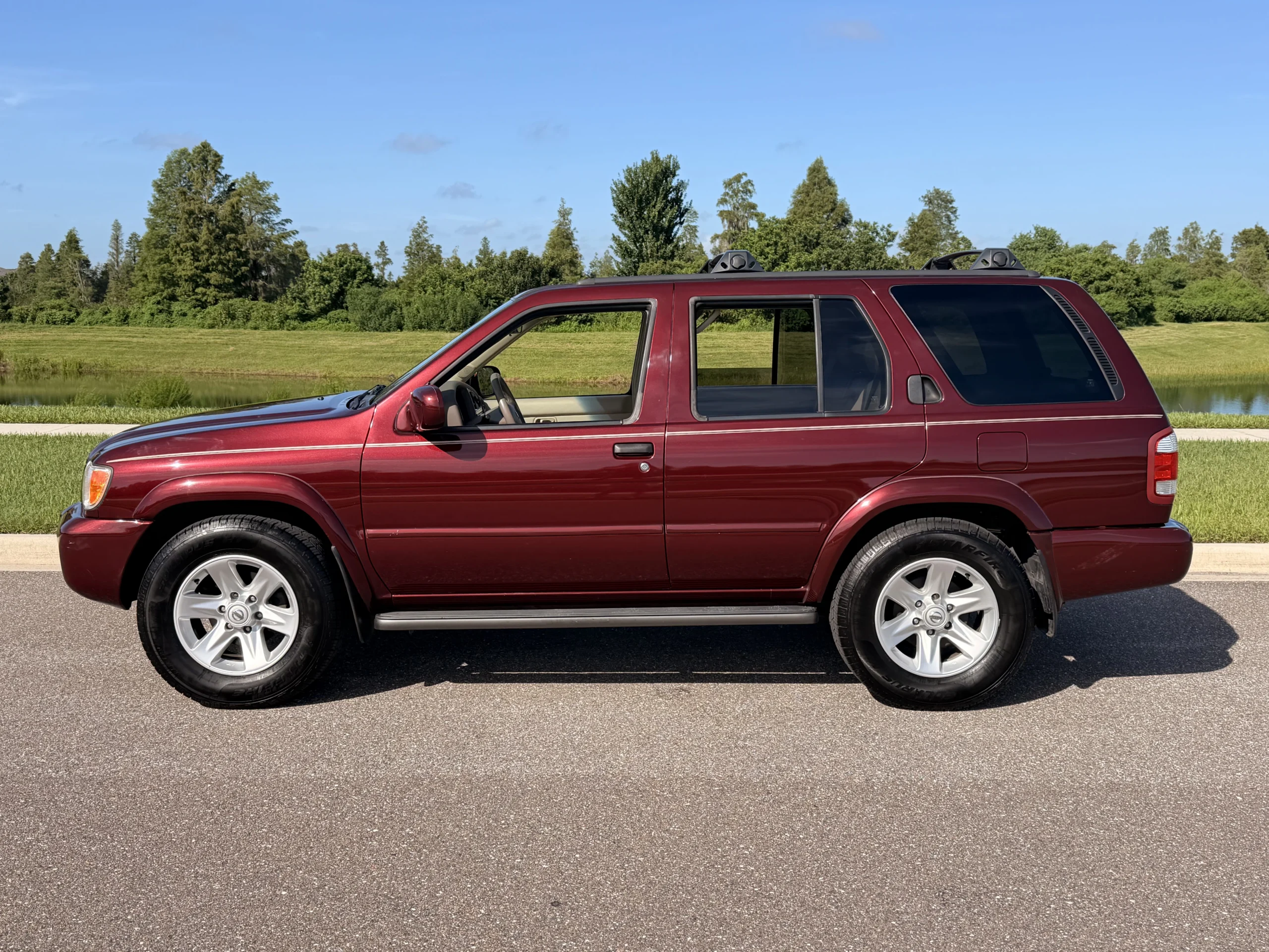 2002 Nissan Pathfinder LE 2WD